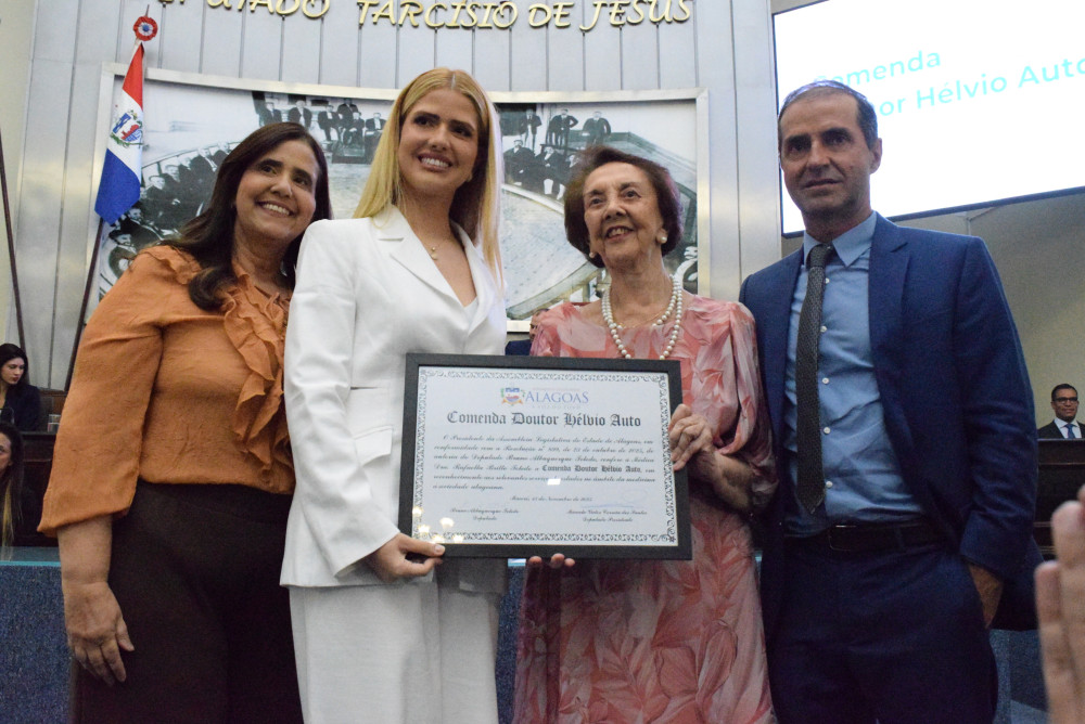 Parlamento concede Comenda Hélvio Auto à médica Rafaella Britto Toledo por avanços na oncologia em Alagoas