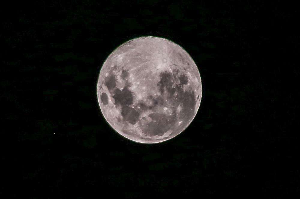 Superlua ‘Fria’ Encerra o Ano com Brilho Intenso e Expectativa para a Próxima Década