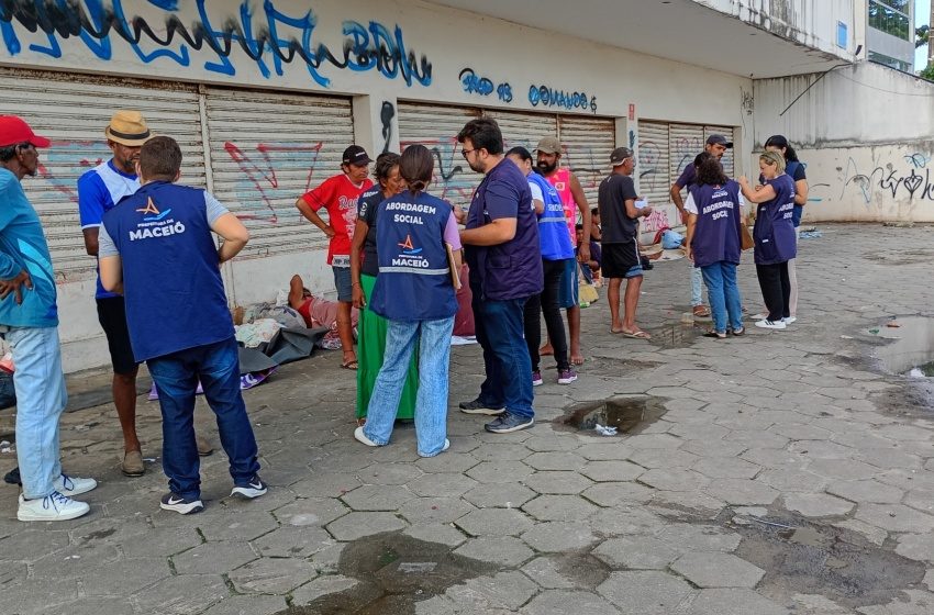 Pessoas que viviam em situação de rua no Centro são realocadas após diálogo com município